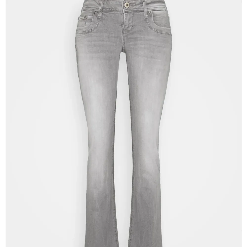 Säljer mina gråa Ltb valerie jeans som är helt slutsålda💞 Säljer för de inte kommer till använding, i väldigt bra skick🥰. Jeans & Byxor.