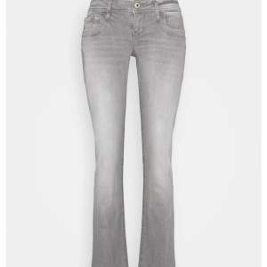 Säljer mina gråa Ltb valerie jeans som är helt slutsålda💞 Säljer för de inte kommer till använding, i väldigt bra skick🥰