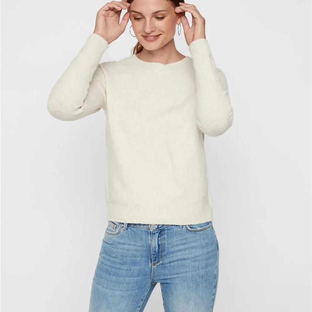 stickad tröja från vero moda i modellen ”vmdoffy”. använd enstaka gång så fortfarande i fint skick. säljer eftersom jag inte använder den. tröjan är i färgen ”birch”. skriv om ni har några frågor eller funderingar! . Stickat.