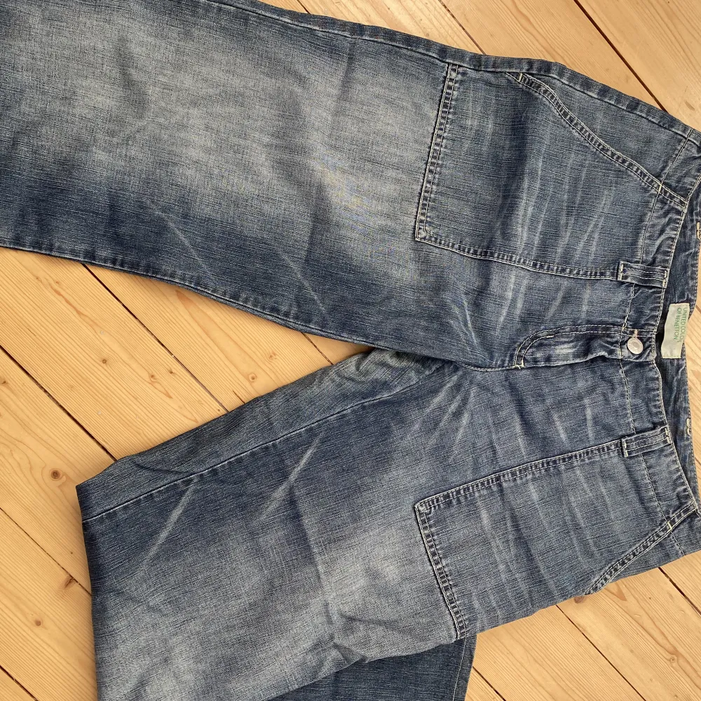 Säljer de här så snygga lågmidjade jeansen då de tyvär blivit förstora. Köpta på Thrift Planet i Köpenhamn och i så bra kvalitet💙 Hoppas att någon annan kan få njuta av dem lika mycket som jag gjort! Står ingen storlek men skulle säga kring M.. Jeans & Byxor.