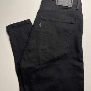 Svarta (ej grå, utan helt svarta) Levi’s-jeans. Modell Mile High Super Skinny, W28 L28. Använda Max 5 gånger. Som nya.