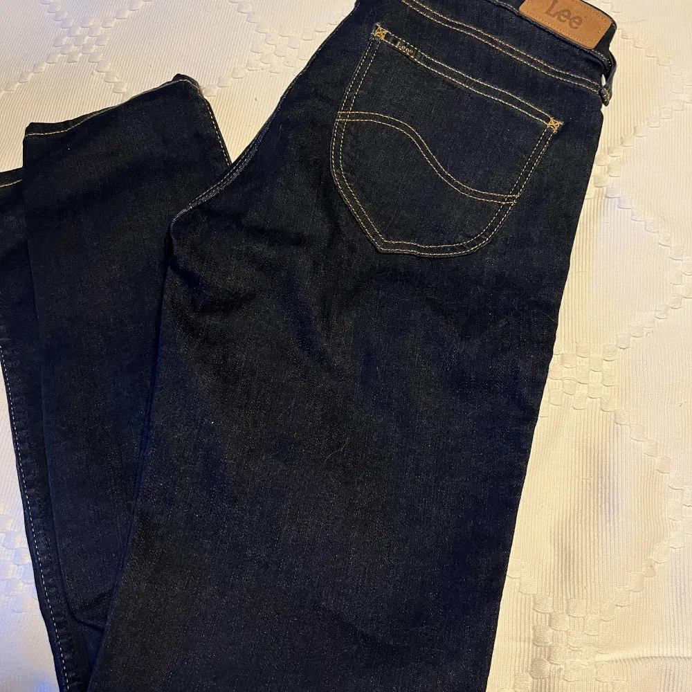 Säljer Lee-jeans, modell Scarlett, mörkblå, storlek W28 L31. Använda 2 gånger.. Jeans & Byxor.