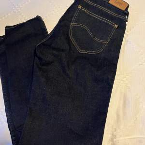 Säljer Lee-jeans, modell Scarlett, mörkblå, storlek W28 L31. Använda 2 gånger.