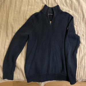 Henri Lloyd quarter zip - Snygg mörkblå quarter zip i storlek S.