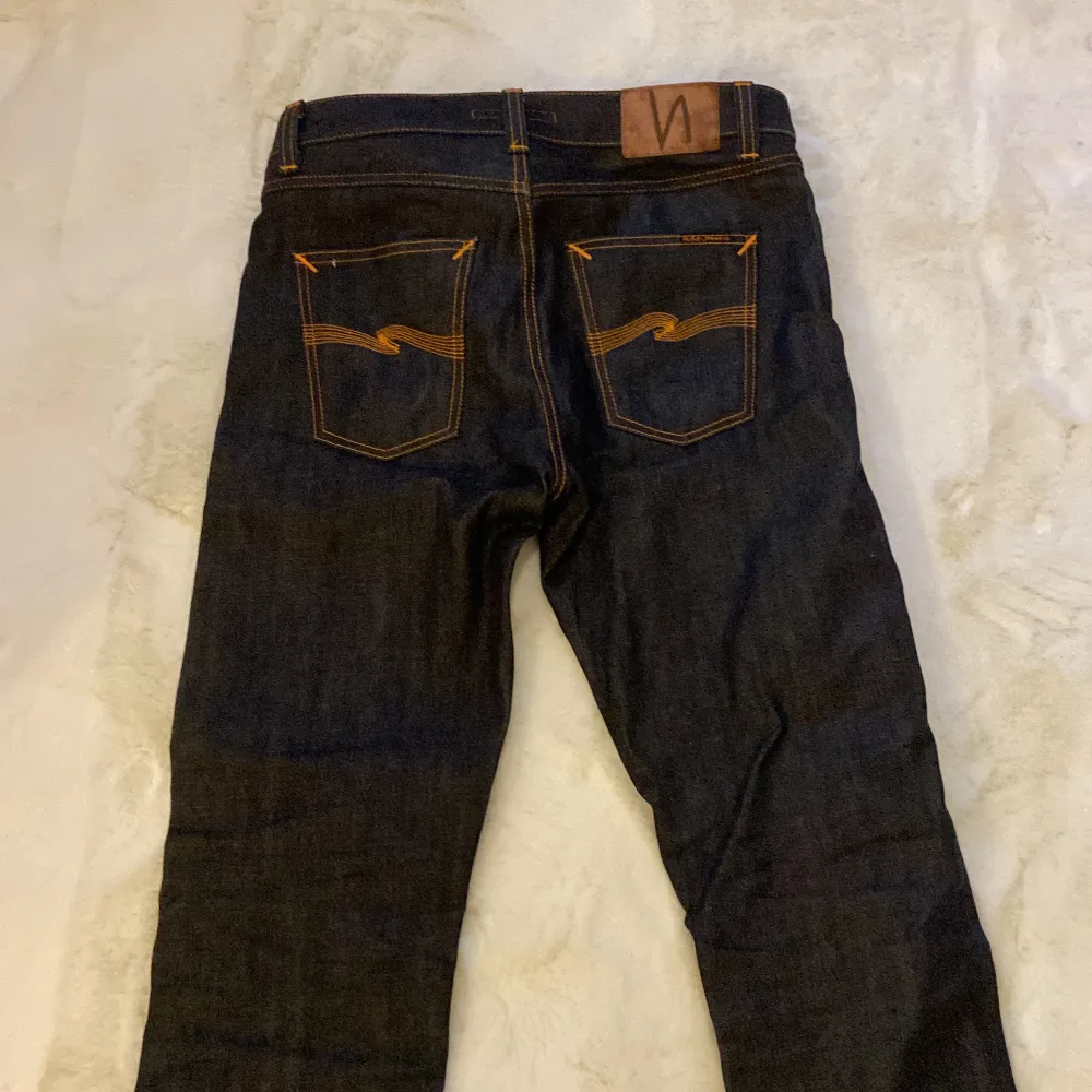 Skit snygga unwashed nudie jeans i extremt bra skick, använda ca 3-4 ggr. Modell: Gritty Jackson Nypris 2200kr (Priset kan förhandlas vid snabb affär). Jeans & Byxor.