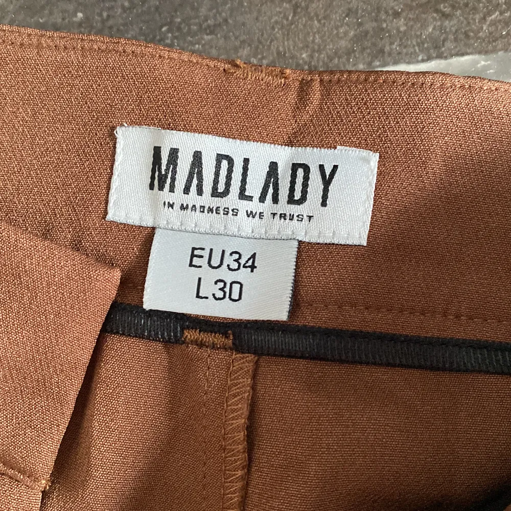 Bruna kostymbyxor från Madlady i storlek 34,längd 30. Aldrig använda!. Jeans & Byxor.