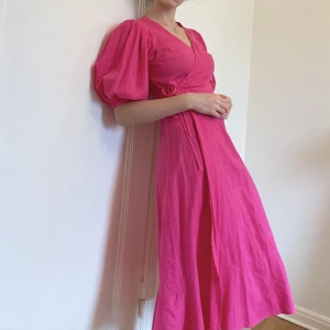 Rosa wrap dress - Lång mörkrosa wrap dress med puffärmar från Gina Tricot, gjord av linen + wool blend i storlek 38 💗