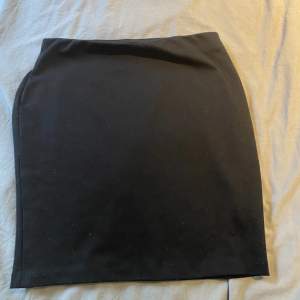 Säljer denna svarta kort kjol från Lindex i storlek s💗