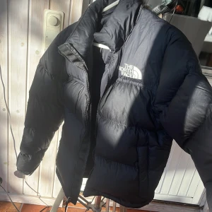 The North Face pufferjacka - Säljer min north face pufferjacka, perfekt för vintern och kalla höstdagar!🍂☃️ Jackan har endast använts ett fåtal gånger så den är i mycket bra skick
