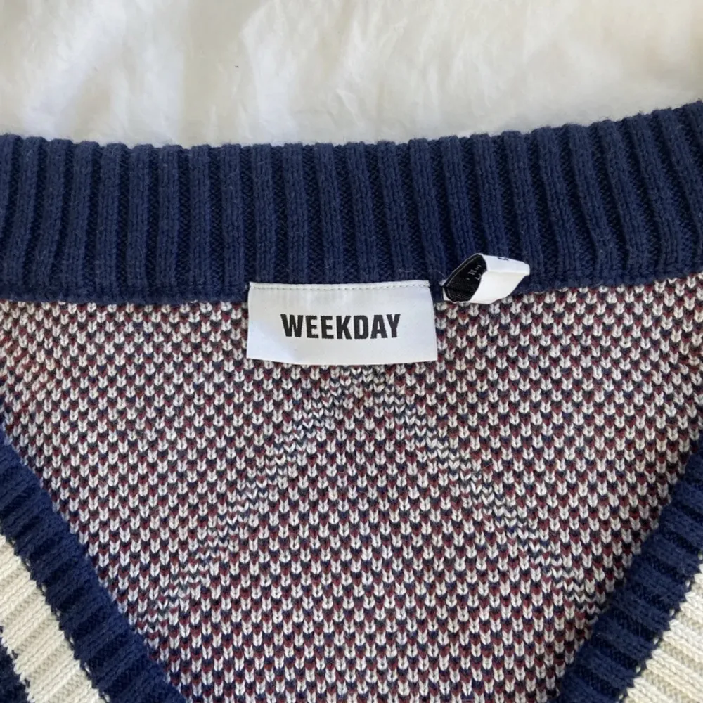 Säljer nu en jättefin V-ringad farfars tröja från Weekday då den inte kommer till ngn användning💕Storleken är M men sitter stor i storleken så skulle säga att det är en M-L priset går att diskuteras!💕 Inga bilder på❣️. Tröjor & Koftor.