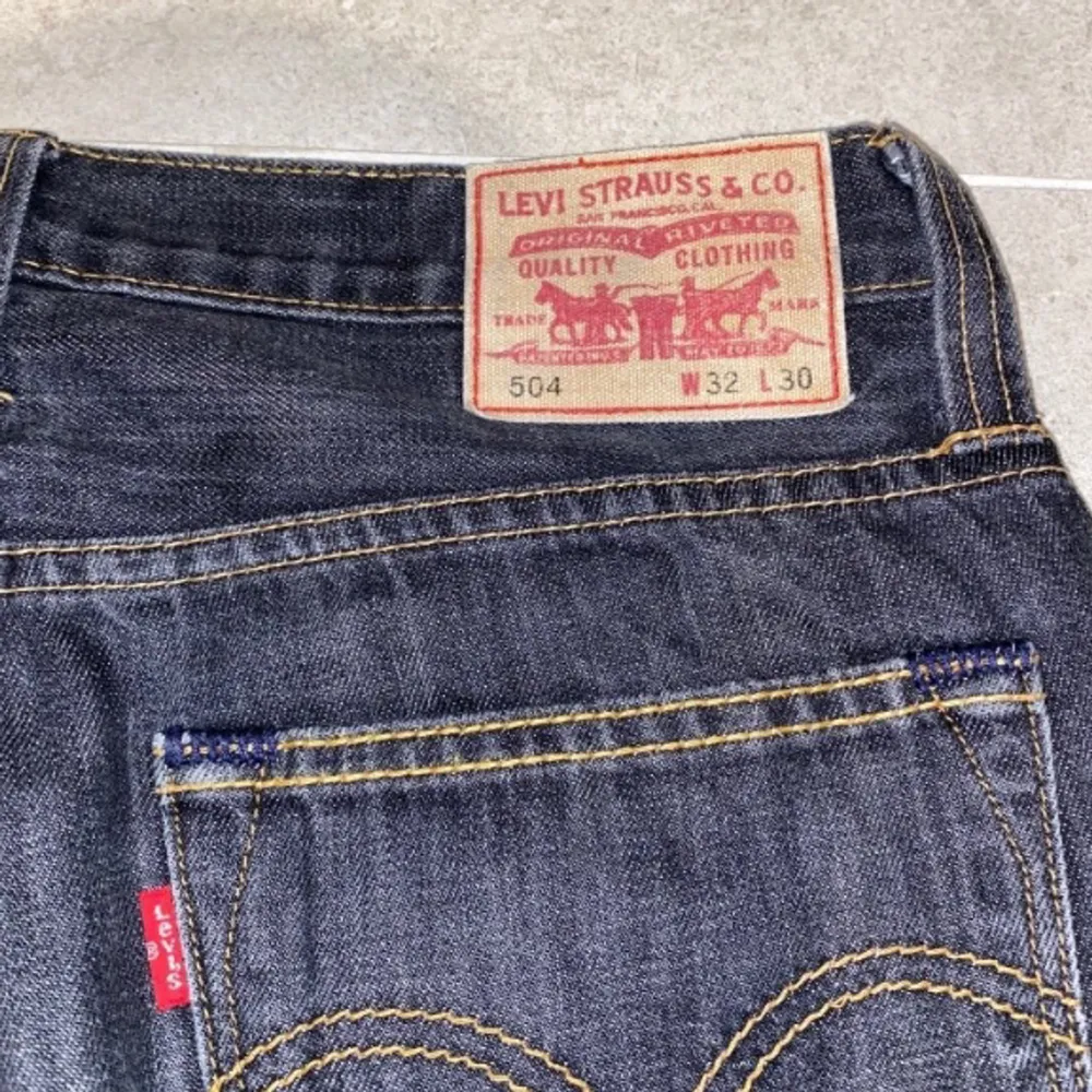 Super snygga Levis 504 jeans till herr i strl 32x30. Superfint skick. Endast använd fåtal gånger. Härlig passform med en vintage look.. Jeans & Byxor.