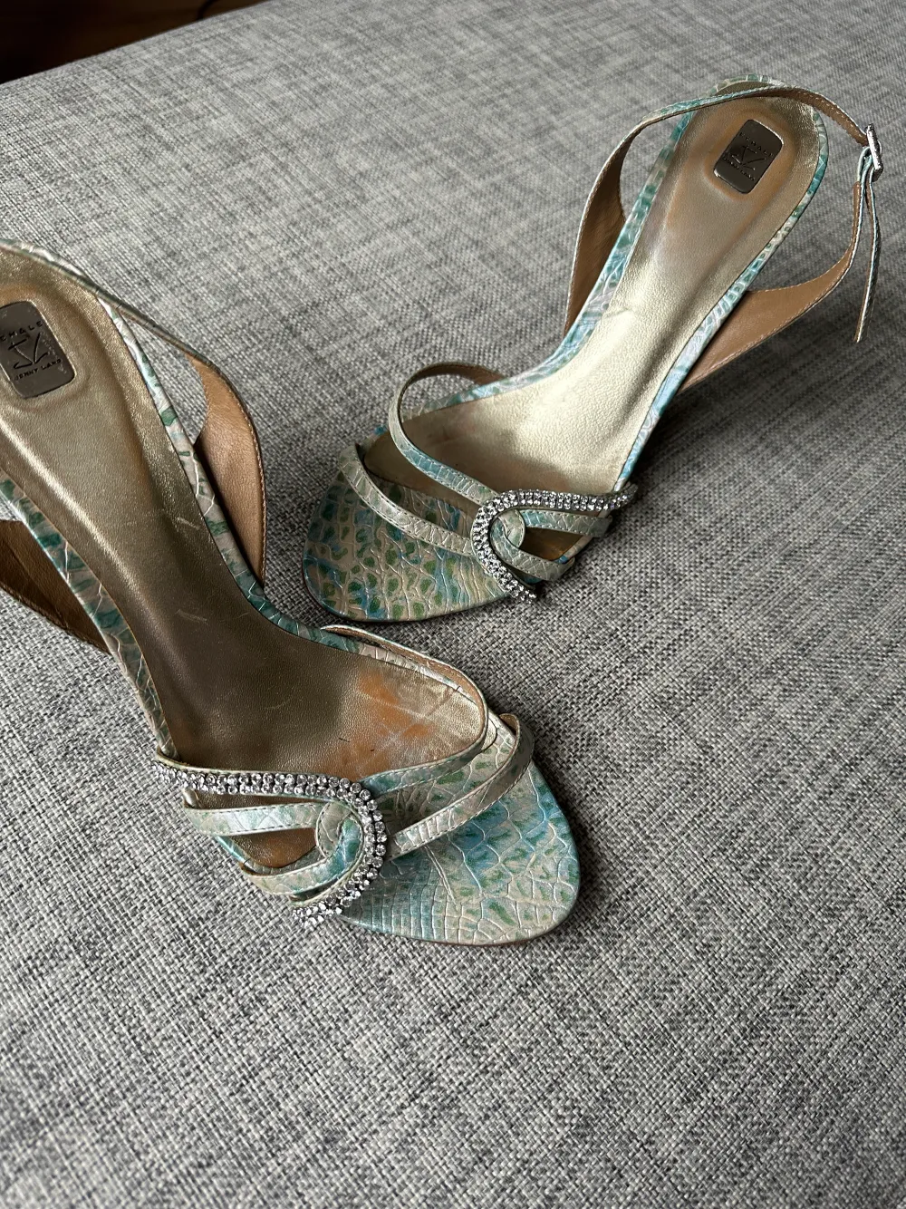 Världens finaste sko!!! Köpa secondhand och ger riktiga Carrie Bradshaw vibes. Köp innan jag ångrar mig och behåller dom själv haha. Blå med små bling 🩵🩵🩵. Skor.