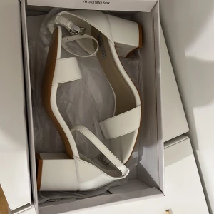 Klackar  - Helt ny klackskor från Nelly. Ej använda. Storlek 38.