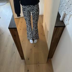 Yoga pants från i leopard mönster från Gina Tricot. Mjuka och bekväma. Storlek XS. 