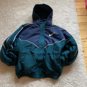 Säljer min helt oanvända vintage Nike jacka med double zip priset kan diskuteras vid snabb affär 