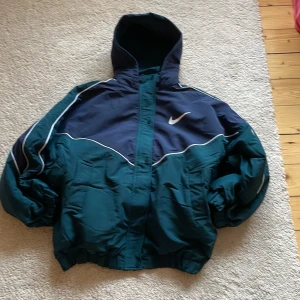 Vintage Nike jacka - Säljer min helt oanvända vintage Nike jacka med double zip priset kan diskuteras vid snabb affär 