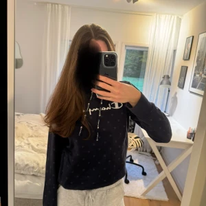 Champion hoodie - Champion hoodie i mörkblått. Inte använd särskilt många gånger. Köpt på Intersport. Storlek M, men ganska liten i storleken.