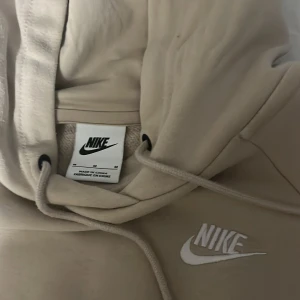 Nike hoodie  - En fin Nike hoodie i M men passar mig som har S i vanligtvis