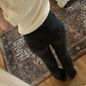 VINTAGE JEANS - Mina ÄLSKLINGSJEANS som börjar bli för små😭😭😭Är cirka 179/178. Innerbenslängd 85cm isch och midjemått 37 (motsvarar en S)💛 Skriv om du har fler frågor & klicka gärna på ”köp nu”💞