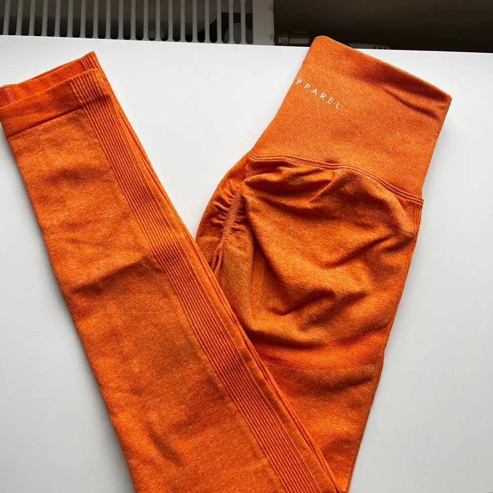 Super coola tränings tights från V3 apparel med scrunch. Nästan helt oanvända. Nypris 380kr💕. Jeans & Byxor.