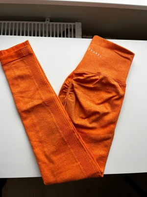 V3 Apparel tights  - Super coola tränings tights från V3 apparel med scrunch. Nästan helt oanvända. Nypris 380kr💕