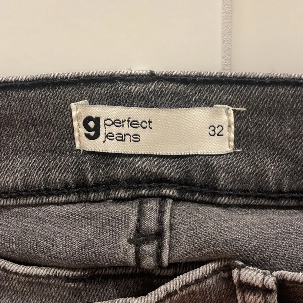 Säljer dessa super snygga jeans från Gina då dom är för små!❣️ Aldrig använda samt bra skick! Köparen står för frakten☺️. Jeans & Byxor.