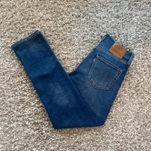 Levis jeans i modellen 511 i använt skick. Skriv vid funderingar, kan gå ner i pris vid snabb affär!