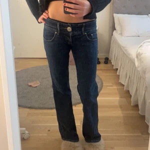 Lågmidjade jeans - Ett par Lågmidjade utsvängda lite baggy jeans köpta från Vinted. Märket är sisters point💕💕Lite korta på mig som är 170 cm