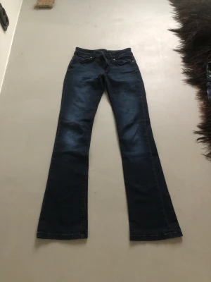 Esprit jeans  - Midrise utsvängda jeans från esprit, oklar storlek och lappen är bortklippt men de passar mig som är 158cm och vanligtvis har 34/36 i jeans, men de är stretchiga!