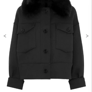 SÖKER  - Hej söker en meotine jacka i svart i storlek m-xs, betalar inte mer än 2500, möts upp i Sthlm helst men d går oxå att frakta 💕