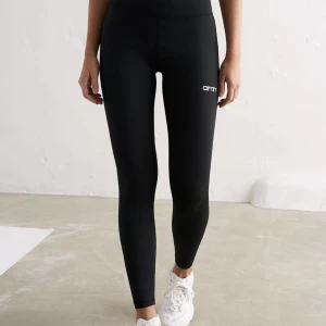 Aim’n Black Core tights - Säljer nu ett par splitternya black core tights från aim’n. Säljer pga att jag råkade beställa 2 par. Supersköna, åker inte ner och har en ficka för mobil och nycklar!! Helt oanvända och ordinarie pris 700kr och säljer för 400kr 🤩