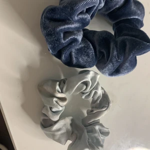  Scrunchie🫶🏼 - Säljer två scrunchies för 10kr(båda 2) bra sick👍🏼👍🏼👍🏼