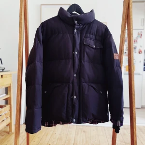 Penfield Dunjacka Large - Penfield dunjacka i Navy. Använd två säsonger. Håller värmen något otroligt. Har en luva inne i kragen.  Ärmen har mudd för att hålla värmen ytterligare.   Nypris: 3000