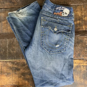 Stora bootcut True Religion Jeans - Skitsnygga äkta True Religions som sitter skitbra 🌟Skriv om ni undrar kring storlek!! Svarar så snabbt som möjligt! Villig att diskutera pris.🙏🙏 Innerbenslängd: 83cm Ytterbenslängd: 107cm  Midja tvärsöver: 43cm