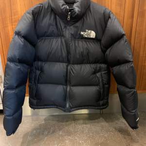 Säljer min snygga vinterjacka i strl S. Den är i nyskick!  Modellen på jackan är Women’s 1996 Retro Nuptse Jacket. 
