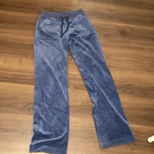 Juicy couture byxor - Använda fåtal gånger💗det vanliga snöret som man får till byxorna är borta men jag har satt in ett annat snöre! Köpta för 1100