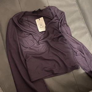 Lila topp  - Lila topp från bikbok ej använd, prislapp kvar. 