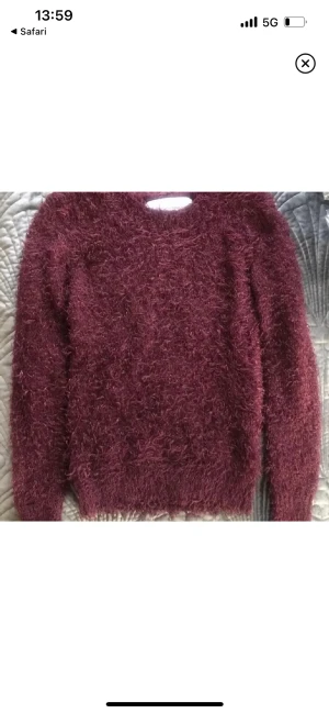 Lurvig tröja  - Varm och gosig tröja som passar perfekt nu till hösten och vinter 🤍🍂❄️ Storlek S  Finns på fler sidor.  Djurfritt och rökfritt hem.
