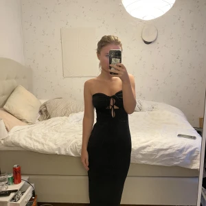 Klänning  - Säljer min supersnygga klänning då den inte får plats i garderoben längre❤️