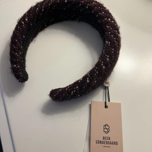 Beck Södergaard Diadem - Säljer mitt nya beck södergaard diadem som aldrig har kommit till användning! Köpt på plick men varken använt av förra ägaren eller mig! Mycket bra skick därav priset!❤️