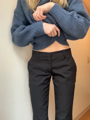 Low waist kostymbyxor! - Mycket fina kostymbyxor från bikbok! Strl 36 (petite)  Lite för korta på mig som är 170cm 200kr plus frakt! 