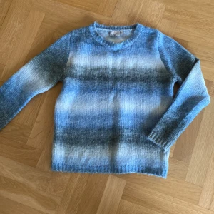 Stickad tröja  - Stickad tröja 4% ull. Nästan oanvänd och mycket varm. 