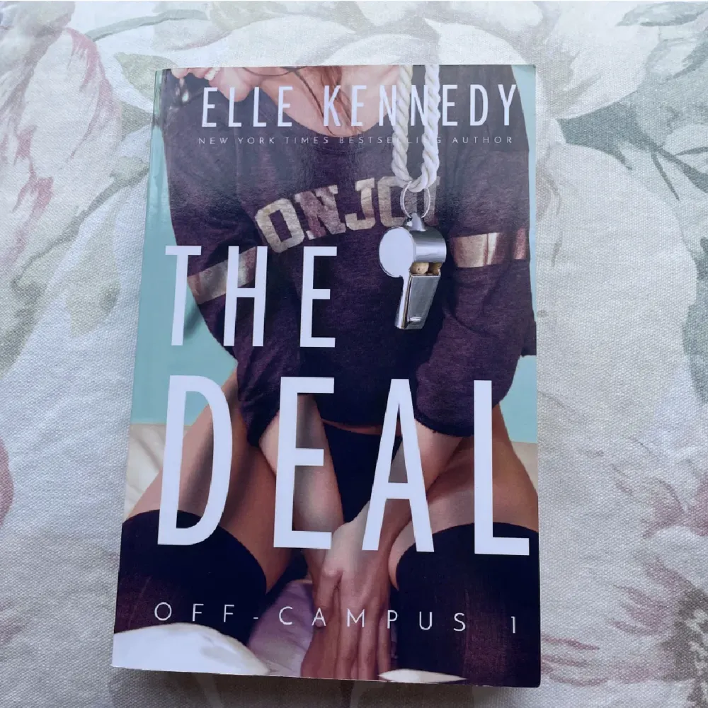 Första boken av “The deal” serien på engelska! I Jättebra skick 🤍. Accessoarer.