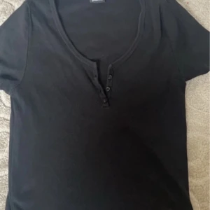 Svart topp - Basic svart topp med knappar