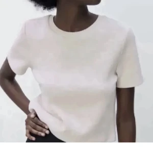 Stickad tshirts - Säljer två st stickade tshirt, en i stel S och en i Xl