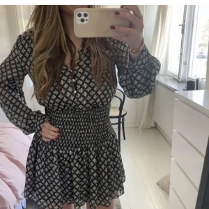 Zara klänning  - Första bilden är lånad!! Jättefin klänning från zara som ej säljs längre, passar perfekt till fest👍🏼❤️ köparen står för frakten 