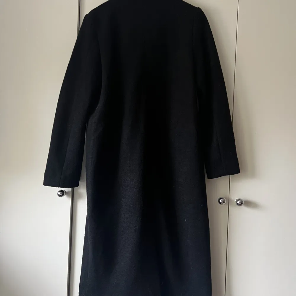 Lång svart kappa från Monki, köpt våren 2023, knappt använd. . Jackor.