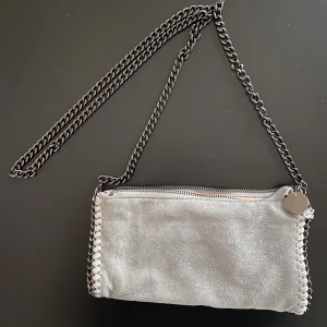 Stella McCartney liknande väska - Säljer denna fina väska som liknar de populära stella McCartney väskorna💕Den har en mörkgrå kedja och massor av fack vilket är otroligt användbart🩷