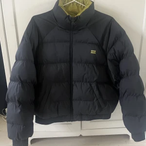 Dunjacka från Levis🖤 - Dunjacka från Levis i väldigt bra skick!🥰Går att vränga och använda med två olika färger💚🖤