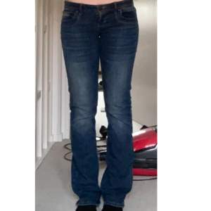 Bootcut LTB jeans Mörkblå lågmidjade LTB jeans modell VALERIE. Midjemått (rakt över): 38cm Innerbenslängd: 82cm Längst ner: 21cm